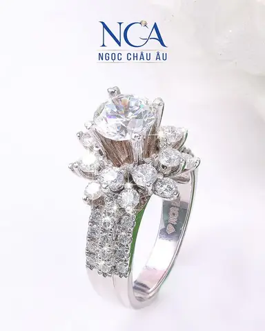 Là Một Doanh Nhân Thành Công Trong Lĩnh Vực Kinh Doanh Vật Liệu Trang Trí Nội Thất Và Xây Dựng, Ở Tuổi 30 Thanh Nga Vẫn Quyết Định Rẽ Lối Với Đam Mê Trang Sức, Đá Quý Mặc Cho Khó Khăn Của Bốn Chữ "làm Lại Từ Đầu" Vẫn Đang Chờ Cô Phía Trước.