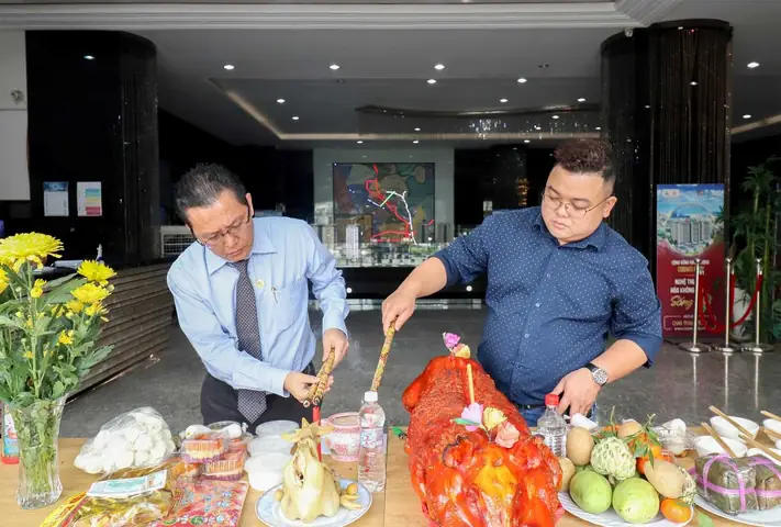Ban Lãnh Đạo Công Ty Bảo Khang Và Nội Thất Full House Thắp Nhang Tạ Ơn Tổ Nghiệp Ngành Xây Dựng
