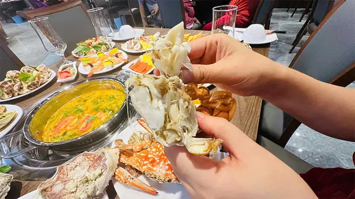 Khám Phá +200 Món Ăn Hấp Dẫn Trong Thực Đơn Buffet Poseidon Long Biên