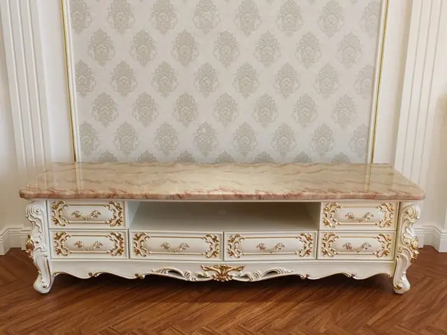 Kệ Tivi Mặt Đá K63h-18 Dát Vàng Họa Tiết