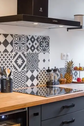 Làm Mới Tường Bếp Bằng Decal Họa Tiết Gạch Bông Hoặc Giả Đá