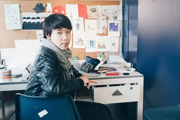 Lập Dị Và Khác Biệt Thật Ra Không Giống Nhau. Tôi Lựa Chọn Khác Biệt. Khác Biệt Ở Đây Là Một Cá Nhân Có Thể Tự Hiểu Rõ Mình Là Ai, Từ Đâu, Muốn Gì Và Sẽ Làm Gì Để Đạt Được Điều Mình Muốn. Nếu Có Thể Thì Cứ Nổi Bật Cả Trong Lẫn Ngoài; Nhưng Một Cách Có Kiềm Chế, Khiêm Tốn Và Hiểu Biết. Lập Dị Và Khác Biệt Thật Ra Không Giống Nhau. Tôi Lựa Chọn Khác Biệt. Khác Biệt Ở Đây Là Một Cá Nhân Có Thể Tự Hiểu Rõ Mình Là Ai, Từ Đâu, Muốn Gì Và Sẽ Làm Gì Để Đạt Được Điều Mình Muốn. Nếu Có Thể Thì Cứ Nổi Bật Cả Trong Lẫn Ngoài; Nhưng Một Cách Có Kiềm Chế, Khiêm Tốn Và Hiểu Biết.