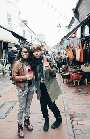 Lập Dị Và Khác Biệt Thật Ra Không Giống Nhau. Tôi Lựa Chọn Khác Biệt. Khác Biệt Ở Đây Là Một Cá Nhân Có Thể Tự Hiểu Rõ Mình Là Ai, Từ Đâu, Muốn Gì Và Sẽ Làm Gì Để Đạt Được Điều Mình Muốn. Nếu Có Thể Thì Cứ Nổi Bật Cả Trong Lẫn Ngoài; Nhưng Một Cách Có Kiềm Chế, Khiêm Tốn Và Hiểu Biết.