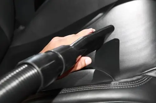 Sử Dụng Máy Hút Bụi Để Vệ Sinh Nội Thất Xe Của Bạn