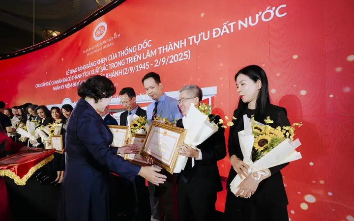 Ocb Vinh Dự Nhận Bằng Khen Tham Gia Triển Lãm Thành Tựu Đất Nước