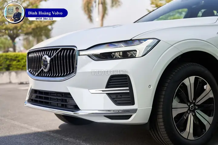 Hình Ảnh Thực Tế Chi Tiết Phần Đầu Volvo Xc60 T8 Plug-in Hybrid Ultra 2025 Màu Trắng Crystal White Nội Thất Nâu Maroon Và Vàng Amber – Volvo Xc60 Hà Tĩnh, Quảng Bình, Quảng Trị, Huế, Đà Nẵng, Quảng Nam, Quảng Ngãi, Bình Định, Phú Yên, Nha Trang, Gia Lai, Kon Tum, Đắk Lắk