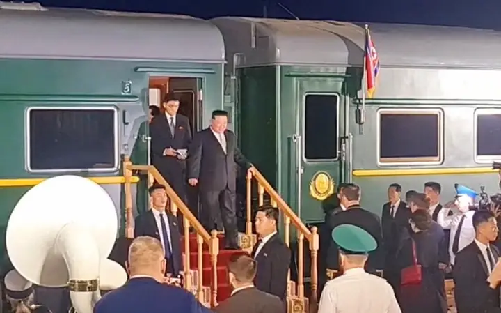 Bên Trong Đoàn Tàu Hỏa Màu Xanh Lá Của Ông Kim Jong Un Có Gì - Ảnh 1.