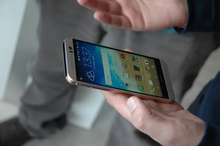 One M9 Là 'tuyệt Tác' Về Phần Cứng Và Thiết Kế Trong Thế Giới Android Mà Chỉ Duy Nhất Htc Làm Ra Được. Là Smartphone Đỉnh Cao Mới Nhất Của Htc, One M9 Vẫn Giữ Nét Đặc Trưng Từ Thiết Kế Cũ Của M8. Máy Được Chế Tác Gần Như Hoàn Toàn Từ Nhôm, Màn Hình 5 Inch Độ Phân Giải 1080p, Dàn Loa Ngoài Rất Lớn Nằm Ở Phía Trên Và Dưới Màn Hình. One M9 Là 'tuyệt Tác' Về Phần Cứng Và Thiết Kế Trong Thế Giới Android Mà Chỉ Duy Nhất Htc Làm Ra Được. Là Smartphone Đỉnh Cao Mới Nhất Của Htc, One M9 Vẫn Giữ Nét Đặc Trưng Từ Thiết Kế Cũ Của M8. Máy Được Chế Tác Gần Như Hoàn Toàn Từ Nhôm, Màn Hình 5 Inch Độ Phân Giải 1080p, Dàn Loa Ngoài Rất Lớn Nằm Ở Phía Trên Và Dưới Màn Hình.