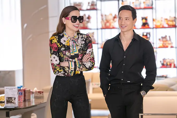 Cặp Đôi Dự Buổi Khai Trương Showroom Nội Thất Của Một Doanh Nhân Tại Thủ Đô, Sáng 19/10.