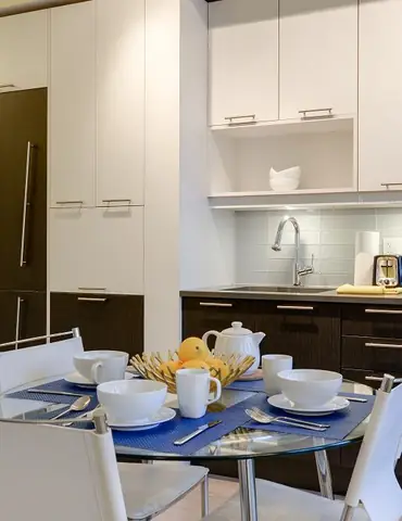Phòng Bếp Với Tủ Bếp Màu Trắng, Cao Kịch Trần