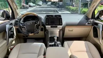 Nội Thất Toyota Land Cruiser Prado 2023: Khoang Lái