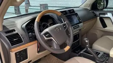 Nội Thất Toyota Land Cruiser Prado 2023: Khoang Lái