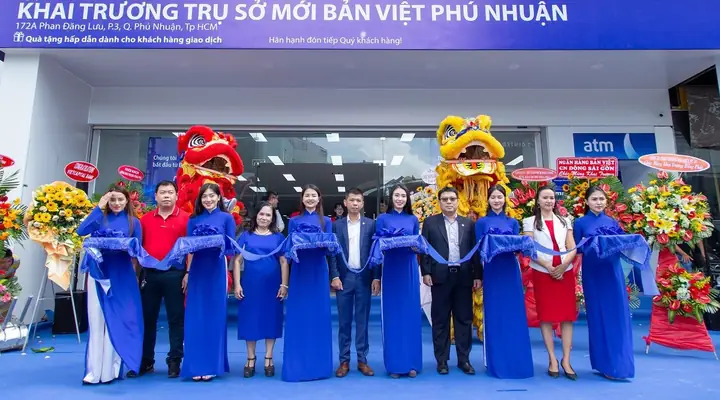 Nên Diện Trang Phục Nào Khi Tham Dự Lễ Khai Trương?