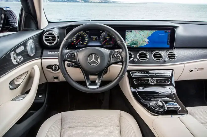 Nội Thất Mercedes-benz E 300: Thiết Kế Và Tiện Nghi Sang Trọng