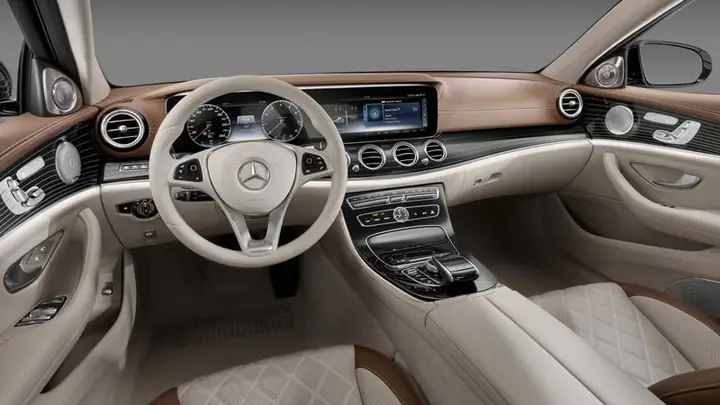 Nội Thất Mercedes-benz E 300: Thiết Kế Và Tiện Nghi Sang Trọng
