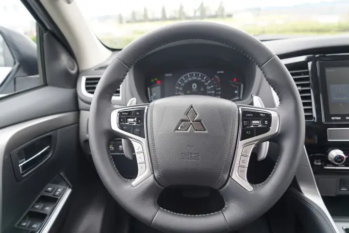 Nội Thất Mitsubishi Pajero Sport 2024: Khoang Lái