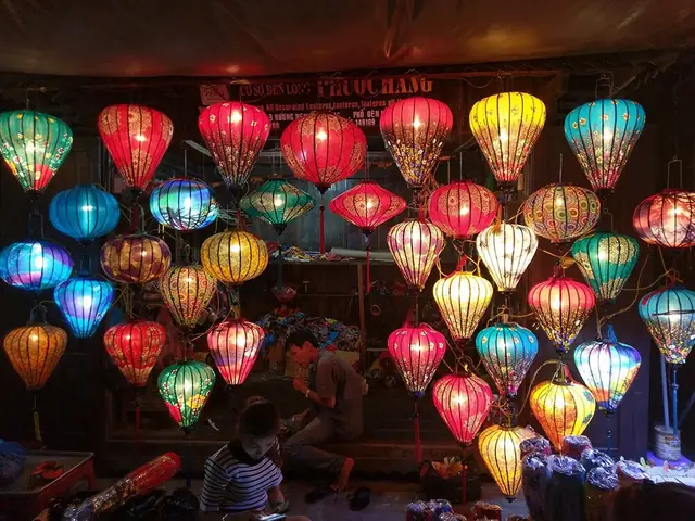 Đèn Lồng Hội An - Mẫu Đèn Trang Trí Nghệ Thuật Ngoài Trời