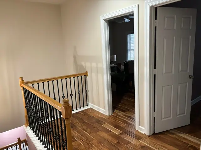 R/interiordecorating - Có Màu Xám Nhạt Nào Hợp Với Sàn Gỗ Màu Ấm Không Nhỉ?
