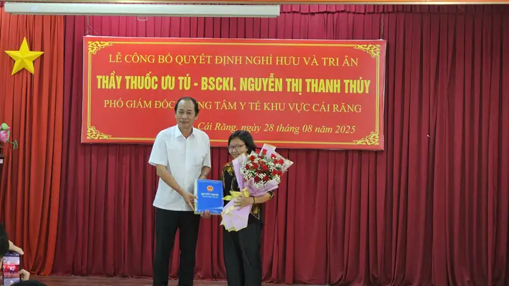 Lễ Công Bố Trao Quyết Định Về Hưu Và Tri Ân Đối Với Bà Nguyễn Thị Thanh Thúy Thầy Thuốc Ưu Tú-bác Sĩ Chuyên Khoa I. Phó Giám Đốc Trung Tâm Y Tế Khu Vực Cái Răng.