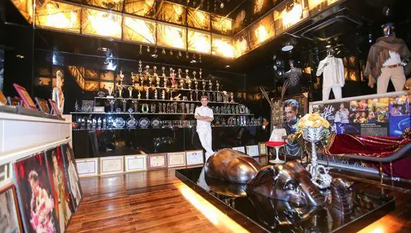 Mặc Dù Căn Nhà Bên Mỹ Cũng Lung Linh Nhưng So Với Nhà Ở Việt Nam Của "ông Hoàng" Thì Còn Kém Xa.