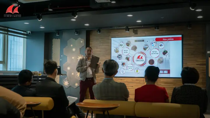 Tgđ Nguyễn Minh Cương Giới Thiệu Sản Phẩm Tại Showroom