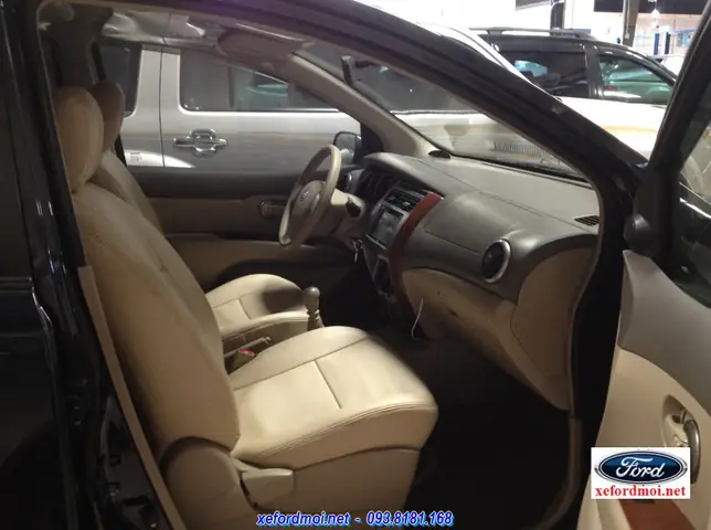 Xe Nissan Livina 7 Chá» 2011