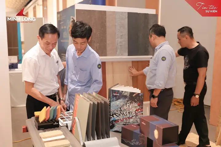 Một Năm: Hành Trình Kết Nối