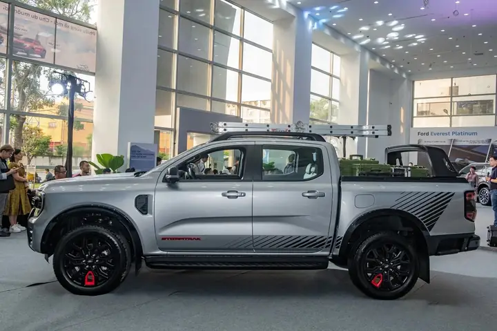 Ngoại Thất Ford Ranger Stormtrak