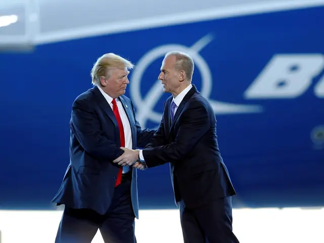 Cựu Tổng Thống Donald Trump Và Cựu Ceo Boeing Dennis Muilenburg - Ảnh: Reuters