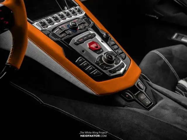 Cụm Điều Khiển Trung Tâm Của Chiếc Lamborghini Aventador Roadster Độ Cụm Điều Khiển Trung Tâm Của Chiếc Lamborghini Aventador Roadster Độ