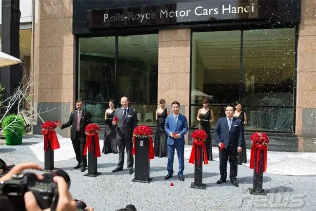 Chiều Ngày 27/8, Rolls-royce Motor Cars Hanoi Đã Chính Thức Khai Trương Dịch Vụ Bán Xe Rolls – Royce Chính Hãng Tại Việt Nam Bằng Việc Giới Thiệu Chiếc Phantom Phiên Bản Mặt Trời Phương Đông (oriental Sun), Thuộc Dòng Xe Phantom Series Ii Với Trục Cơ Sở Dài. Cùng Với Việc Khai Trương Nhà Trưng Bày Chính Hãng, Rolls-royce Moto Cars Hanoi Sẽ Nhận Đơn Đặt Hàng Của Các Dòng Xe Như Phantom, Ghost Và Wraith Từ Ngày 27/8.