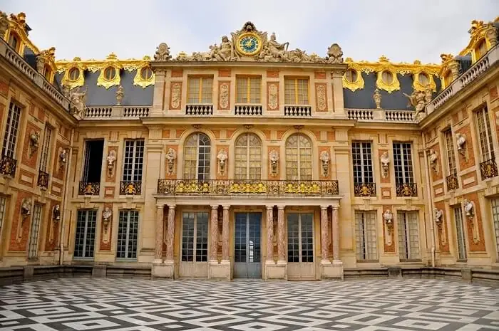Cung Điện Versailles Có Kiến Trúc Đồ Sộ Và Lộng Lẫy