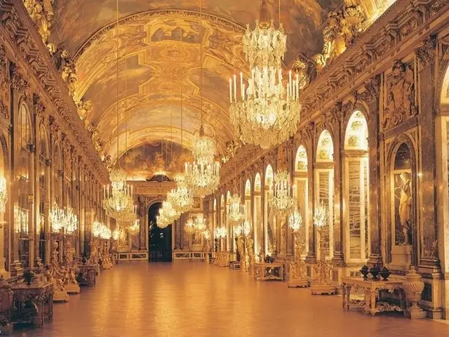 Cung Điện Versailles Có Kiến Trúc Đồ Sộ Và Lộng Lẫy