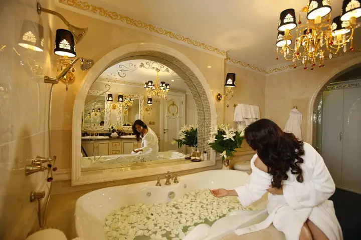 Nội Thất Dát Vàng Của Kohler