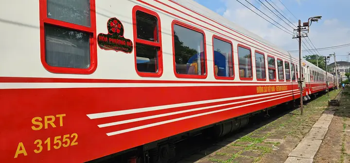 B&ecirc;n ngo&agrave;i th&agrave;nh toa t&agrave;u sơn, trang tr&iacute; biểu tượng Hoa phượng đỏ