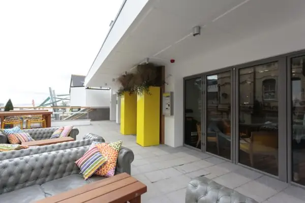 Cribbar surf bar by Absolute, Newquay – UK: Cribbar surf bar by Absolute, Newquay – UK: