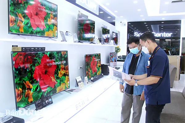 Người Tiêu Dùng Tham Khảo Giá Bán Các Sản Phẩm Tivi Tại Một Trung Tâm Kinh Doanh Hàng Điện Tử Trên Đường Phạm Văn Thuận, Tp.biên Hòa. Ảnh: Hải Quân