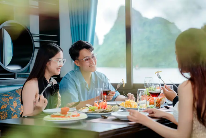 Du Thuyền 5 Sao, 48 Chỗ Còn Cho Thuê Riêng