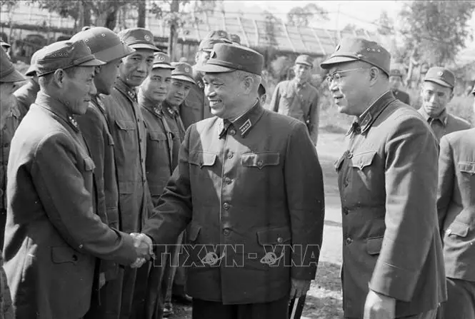 Đại Tướng Văn Tiến Dũng Thăm Binh Đoàn Quyết Thắng (1975). Ảnh: Tư Liệu Ttxvn