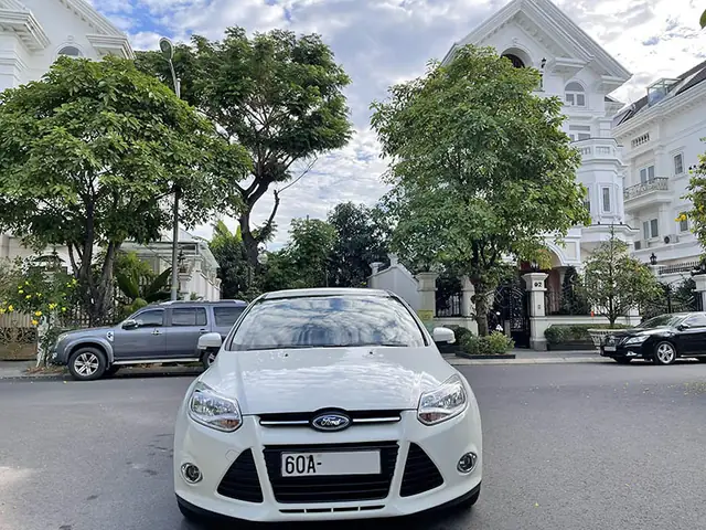 Ngoại Thất Với Màu Sơn Trắng Khiến Focus Nổi Bật Giữa Các Xe