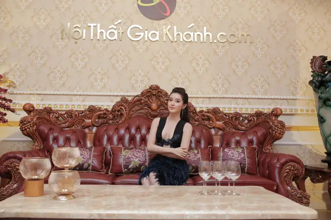 Điều “hút Khách” Khiến Các Tay Chơi Nội Thất Mê Mẩn Và Muốn Săn Lùng Bằng Được Bộ Sofa Này Không Chỉ Bởi Kích Thước Khủng, Chất Liệu Quý Hiếm Mà Đó Chính Là Bởi “chất Mộc”, Sự “hiếm Có Khó Tìm” “mà Không Phải Cứ Có Tiền Là Mua Được.