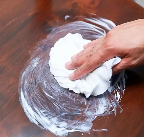 2.6. Làm Sạch Bề Mặt Gỗ Bằng Kem Đánh Răng 2.6. Làm Sạch Bề Mặt Gỗ Bằng Kem Đánh Răng
