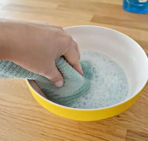 2.2. Sử Dụng Dung Dịch Nước Ấm Và Xà Bong Để Vệ Sinh Nội Thất Gỗ 2.2. Sử Dụng Dung Dịch Nước Ấm Và Xà Bong Để Vệ Sinh Nội Thất Gỗ