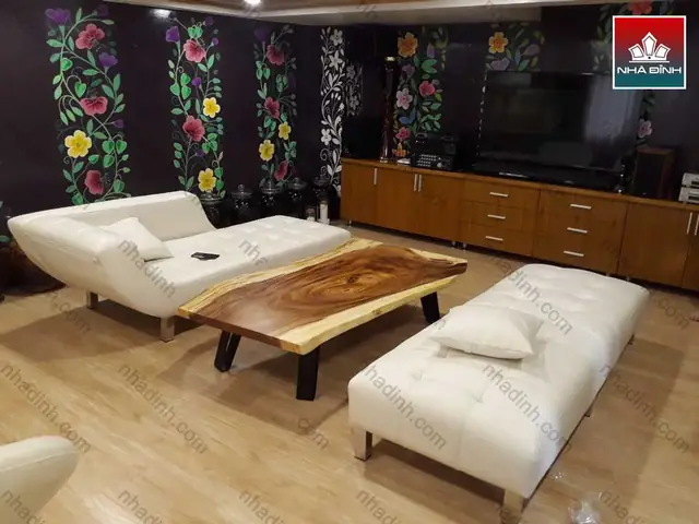 Gỗ Saman ( Me Tây ) Thường Được Ứng Dụng Trong Những Lĩnh Vực Như: Thiết Kế Nội Thất, Xây Dựng, Nội Thất Gỗ, Đồ Trang Trí Phong Thủy Và Xuất Khẩu. Cây Gỗ Có Thân To Uốn Lượn Nên Rất Được Cân Nhất Tạo Ra Những Mẫubàn Ăn Gỗ Me Tâynguyên Tấm, Bàn Họp, Bàn Làm Việc Hay Bàn Sofa, Đọc Sách,… Sự Đặc Biệt Của Gỗ Nguyên Tấm Tự Nhiên Chính Là Giữ Được Nét Nguyên Bản Nhưng Vẫn Rất Phù Hợp Và Hài Hòa Từ Đó Làm Nên Bản Chất Riêng Của Loại Gỗ Này. Bạn Có Thể Thấy Những Đường Vân Gỗ Tự Nhiên Chạy Khắp Mặt Bàn Kết Hợp Với Đường Cong Uốn Lượn Của Chân Gỗ Nhìn Tựa Như Một Tuyệt Tác Khác Biệt. Hơn Nữa Mỗi Sản Phẩm Mặt Bàn Hay Nội Thất Từ Gỗ Me Tây Đều Rất Khác Biệt Nên Mọi Người Không Sợ Bị Đụng Hàng, Trùng Nhau. Ngoài Ra, Bạn Có Thể Tự Thiết Kế Cho Mình Một Không Gian Theo Phong Cách Riêng Của Mình Bằng Loại Gỗ Này. Gỗ Saman ( Me Tây ) Thường Được Ứng Dụng Trong Những Lĩnh Vực Như: Thiết Kế Nội Thất, Xây Dựng, Nội Thất Gỗ, Đồ Trang Trí Phong Thủy Và Xuất Khẩu. Cây Gỗ Có Thân To Uốn Lượn Nên Rất Được Cân Nhất Tạo Ra Những Mẫubàn Ăn Gỗ Me Tâynguyên Tấm, Bàn Họp, Bàn Làm Việc Hay Bàn Sofa, Đọc Sách,… Sự Đặc Biệt Của Gỗ Nguyên Tấm Tự Nhiên Chính Là Giữ Được Nét Nguyên Bản Nhưng Vẫn Rất Phù Hợp Và Hài Hòa Từ Đó Làm Nên Bản Chất Riêng Của Loại Gỗ Này. Bạn Có Thể Thấy Những Đường Vân Gỗ Tự Nhiên Chạy Khắp Mặt Bàn Kết Hợp Với Đường Cong Uốn Lượn Của Chân Gỗ Nhìn Tựa Như Một Tuyệt Tác Khác Biệt. Hơn Nữa Mỗi Sản Phẩm Mặt Bàn Hay Nội Thất Từ Gỗ Me Tây Đều Rất Khác Biệt Nên Mọi Người Không Sợ Bị Đụng Hàng, Trùng Nhau. Ngoài Ra, Bạn Có Thể Tự Thiết Kế Cho Mình Một Không Gian Theo Phong Cách Riêng Của Mình Bằng Loại Gỗ Này.
