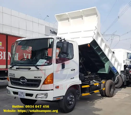 Xe Ben Hino Fc 500 Vẫn Giữ Ngôn Ngữ Thiết Kế Thiết Kế Cabin Vuông Truyền Thống Đơn Giản Nhưng Tinh Tế Đảm Bảo Tính Khí Động Học. Mặt Ga Lăng Mặt Trước Lấy Điểm Nhấn Bằng Màu Xám Logo Hino Mạ Crom Đặt Chính Giữa. Phần Cản Xe Tách Rời Bằng Kim Loại Bo Tròn Về Hai Bên, Cửa Xe Nhấn Nhá Bằng Những Đường Dập Gân Giúp Xe Trông Cứng Cáp.