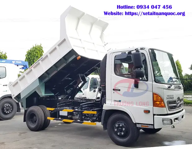 Nội Thất Cabin Xe Rộng Rãi Thoải Mái Cho 3 Người Ngồi, Ghế Xe Bọc Simili Sạch Sẽ Dễ Vệ Sinh.