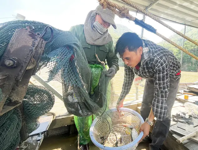 Vợ Chồng Ngư Phủ Nguyễn Văn Đức Miệt Mài Với Những Tấm Lưới Trải Dọc Sông Ba Ở Vùng Thung Lũng Hồng. Ảnh: L.g