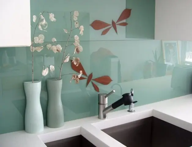 Xu Hướng Sử Dụng Kính Cường Lực Trong Nội Thất Nhà Bếp Hiện Đại