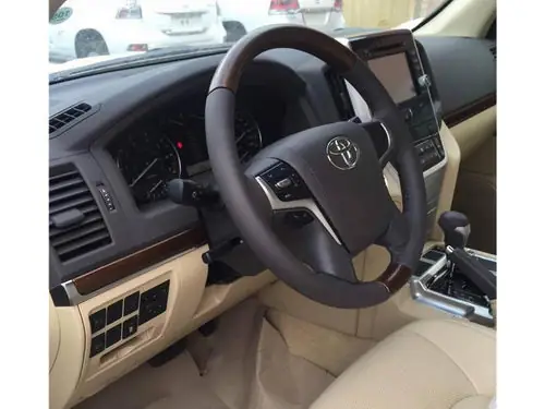 Bản Xe Cập Cảng Việt Nam Được Nhập Khẩu Từ Trung Đông, Dùng Động Cơ V8 4.6l Có Công Suất 304 Mã Lực. Bản Xe Cập Cảng Việt Nam Được Nhập Khẩu Từ Trung Đông, Dùng Động Cơ V8 4.6l Có Công Suất 304 Mã Lực.