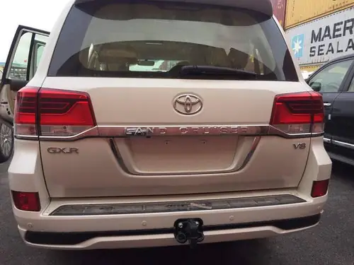 Bản Xe Cập Cảng Việt Nam Được Nhập Khẩu Từ Trung Đông, Dùng Động Cơ V8 4.6l Có Công Suất 304 Mã Lực. Bản Xe Cập Cảng Việt Nam Được Nhập Khẩu Từ Trung Đông, Dùng Động Cơ V8 4.6l Có Công Suất 304 Mã Lực.